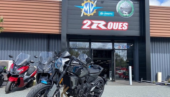 motorcycle rental Bordeaux Array