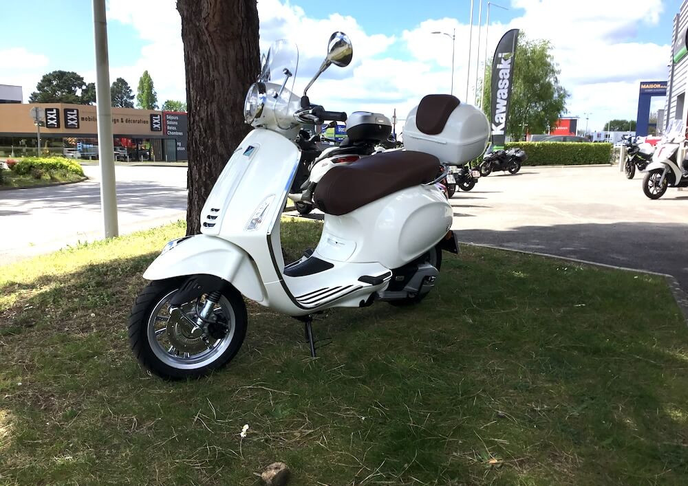 Location Vespa Primavera 125 ABS Vannes Easy Renter