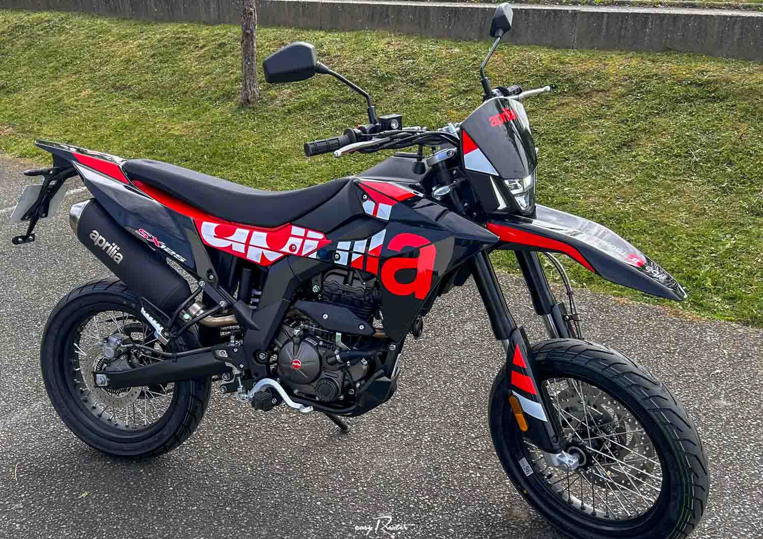 Location moto Mayenne Aprilia TUONO V4 1100 FACTORY MY19 1