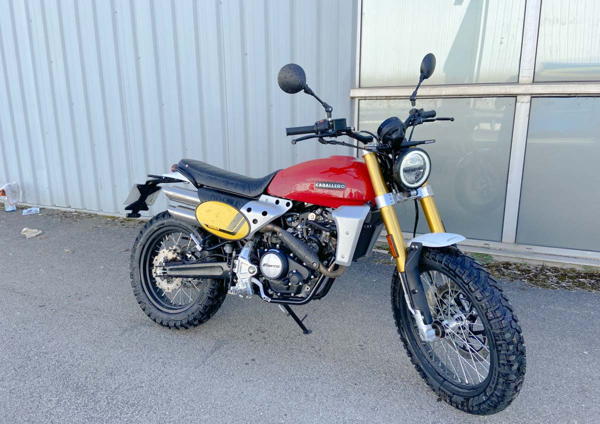 location moto royan Honda CB125R 2
