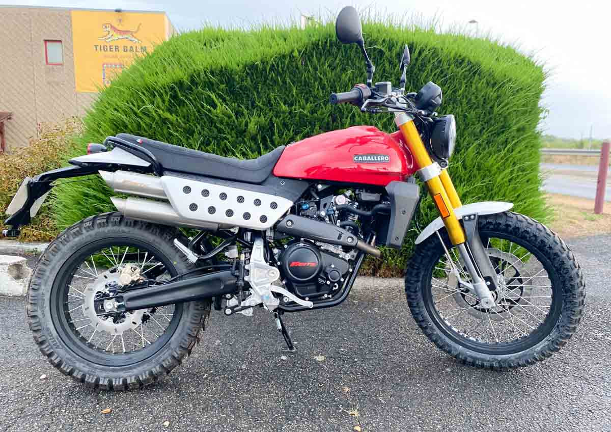 location moto royan Honda CB125R 2