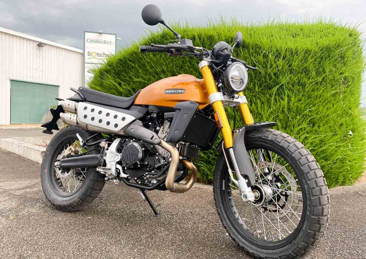 location moto royan Honda CB125R 2