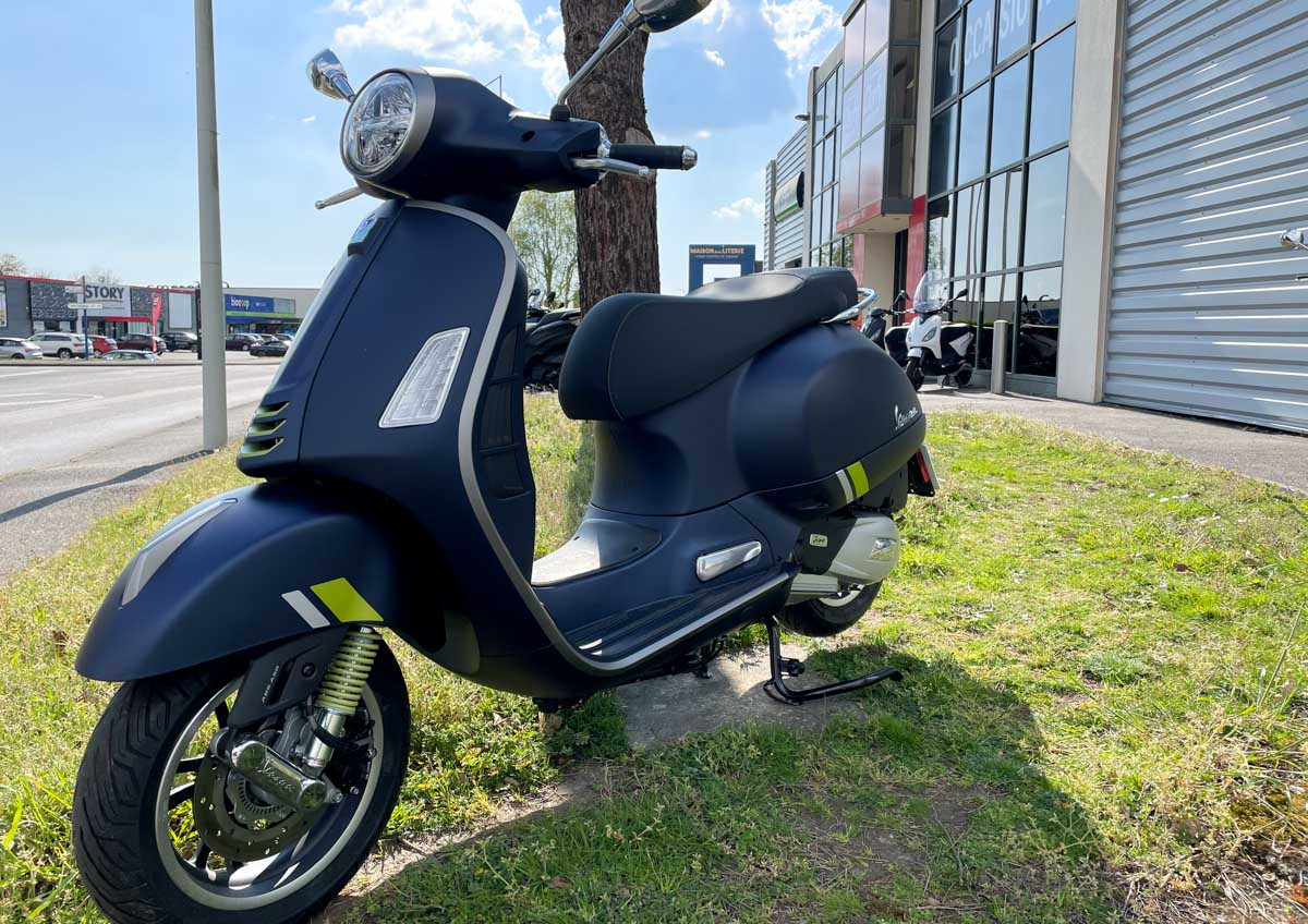 Location Vespa GTS Super Tech 125 Vannes Easy Renter