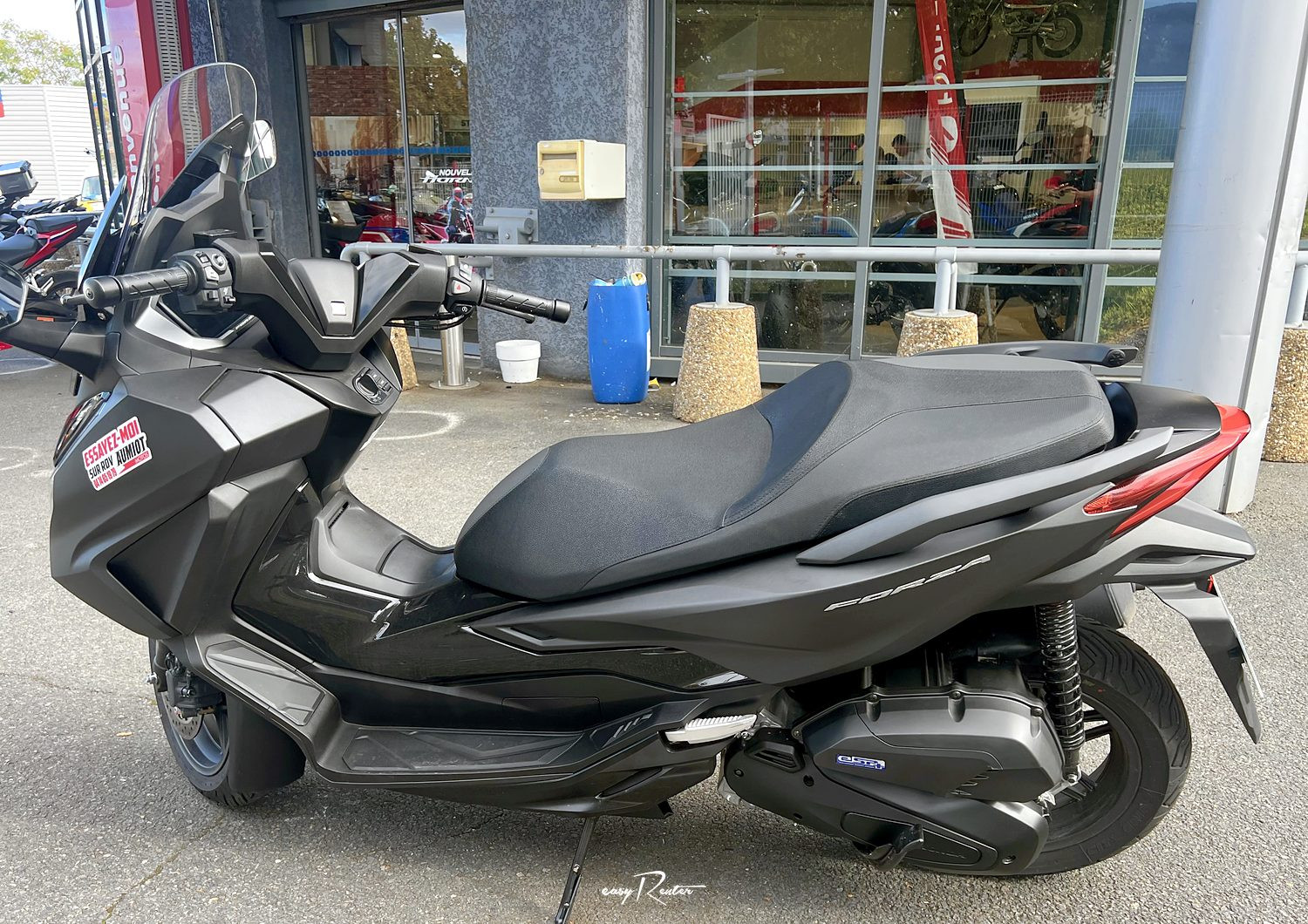 location moto royan Honda CB125R 2