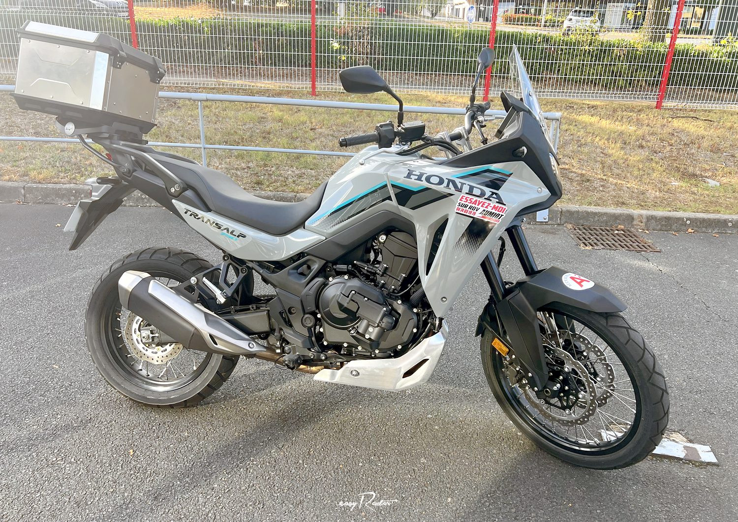 location moto royan Honda CB125R 2
