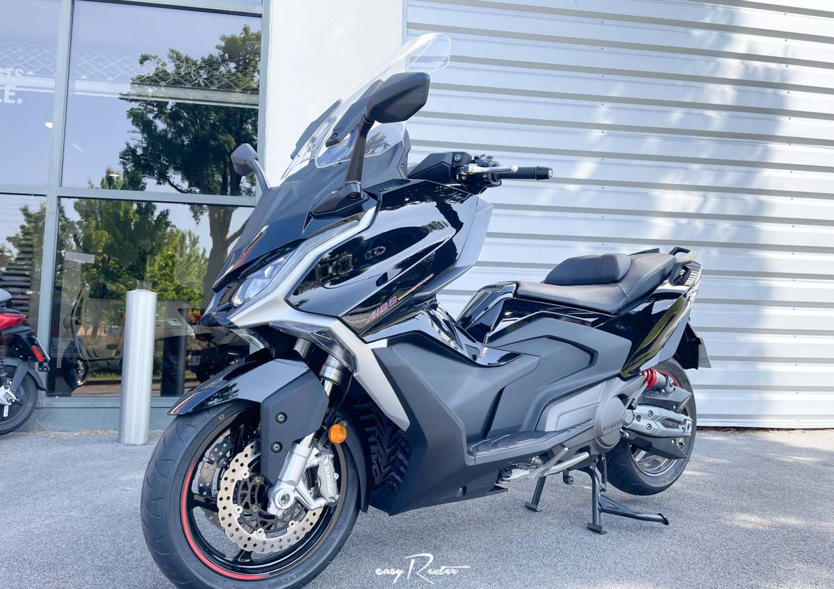 location moto Vannes Kymco AK 550 1