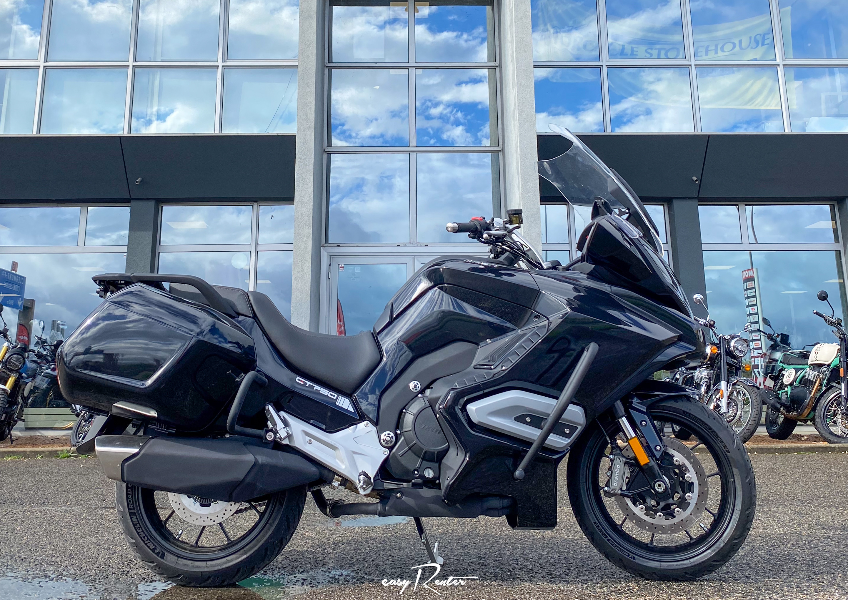 location moto royan Honda CB125R 2