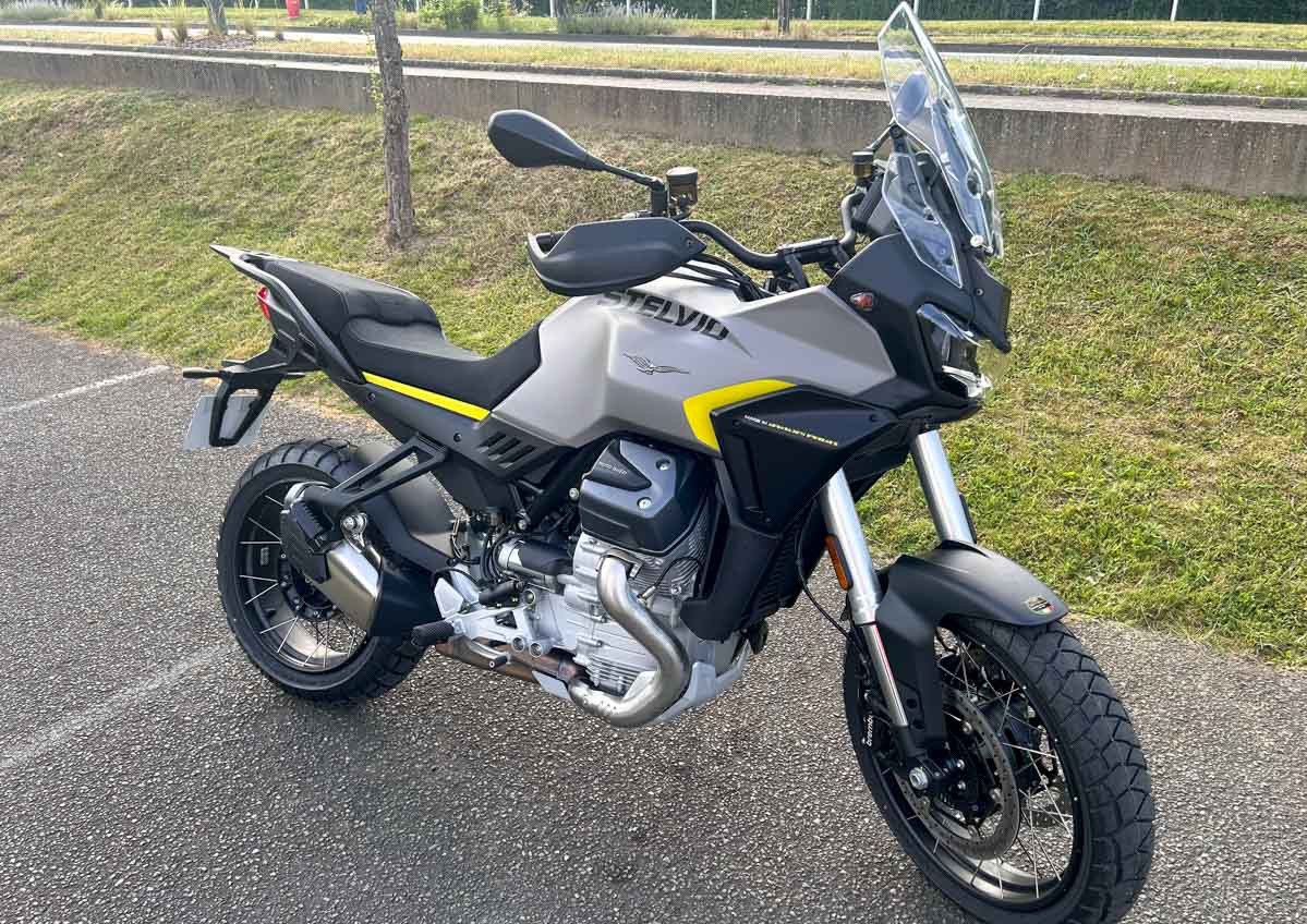 Location moto Mayenne Aprilia TUONO V4 1100 FACTORY MY19 1