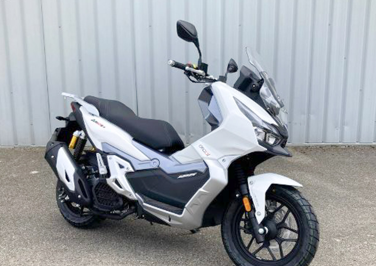 location moto royan Honda CB125R 2
