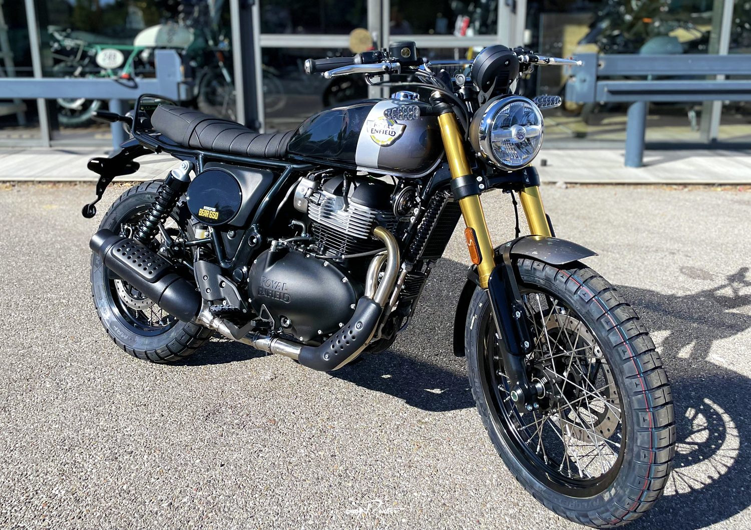 location moto Champagne-au-Mont-dOr Royal Enfield 650 Bear A2 1