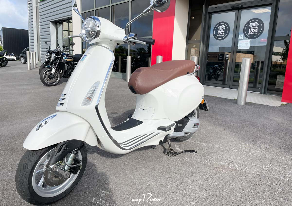 Location Vespa Primavera 125cc Vannes Easy Renter
