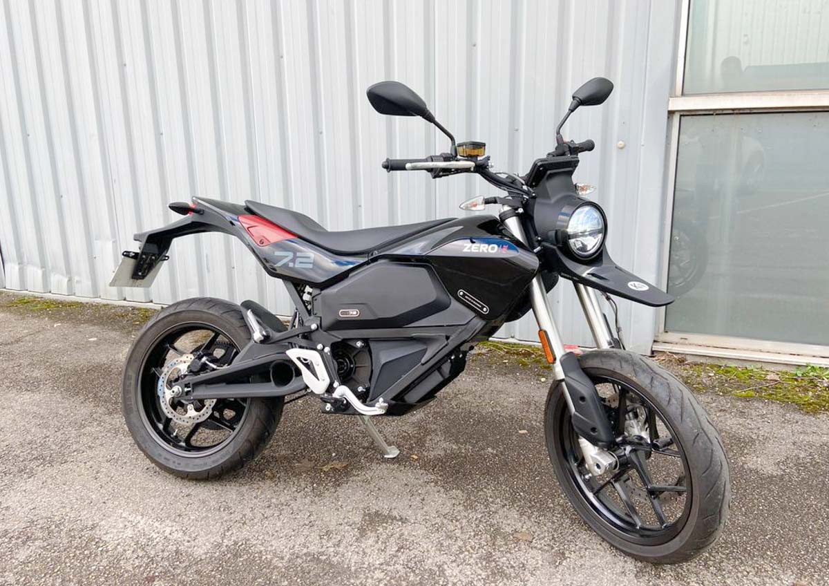 location moto royan Honda CB125R 2