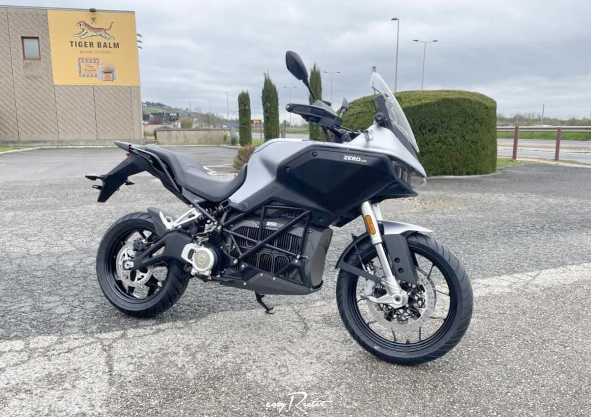 location moto royan Honda CB125R 2