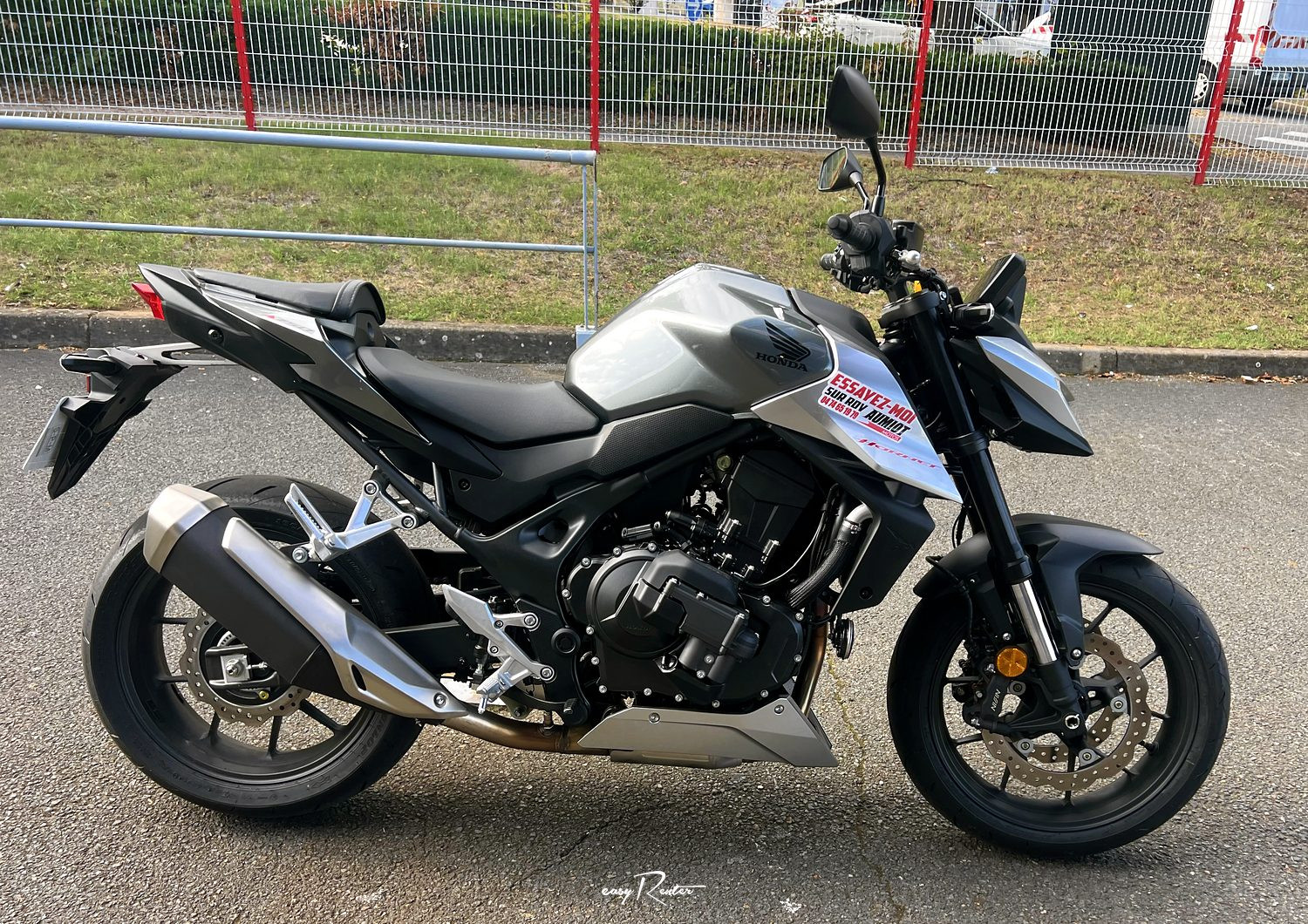 location moto royan Honda CB125R 2