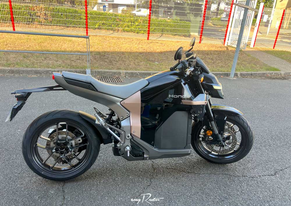 location moto royan Honda CB125R 2