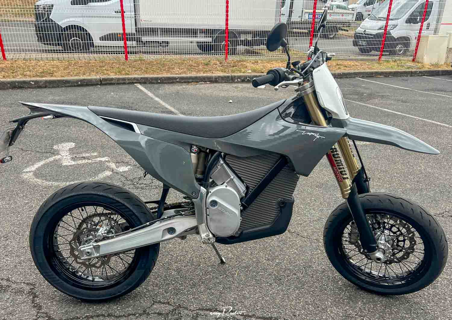 location moto royan Honda CB125R 2