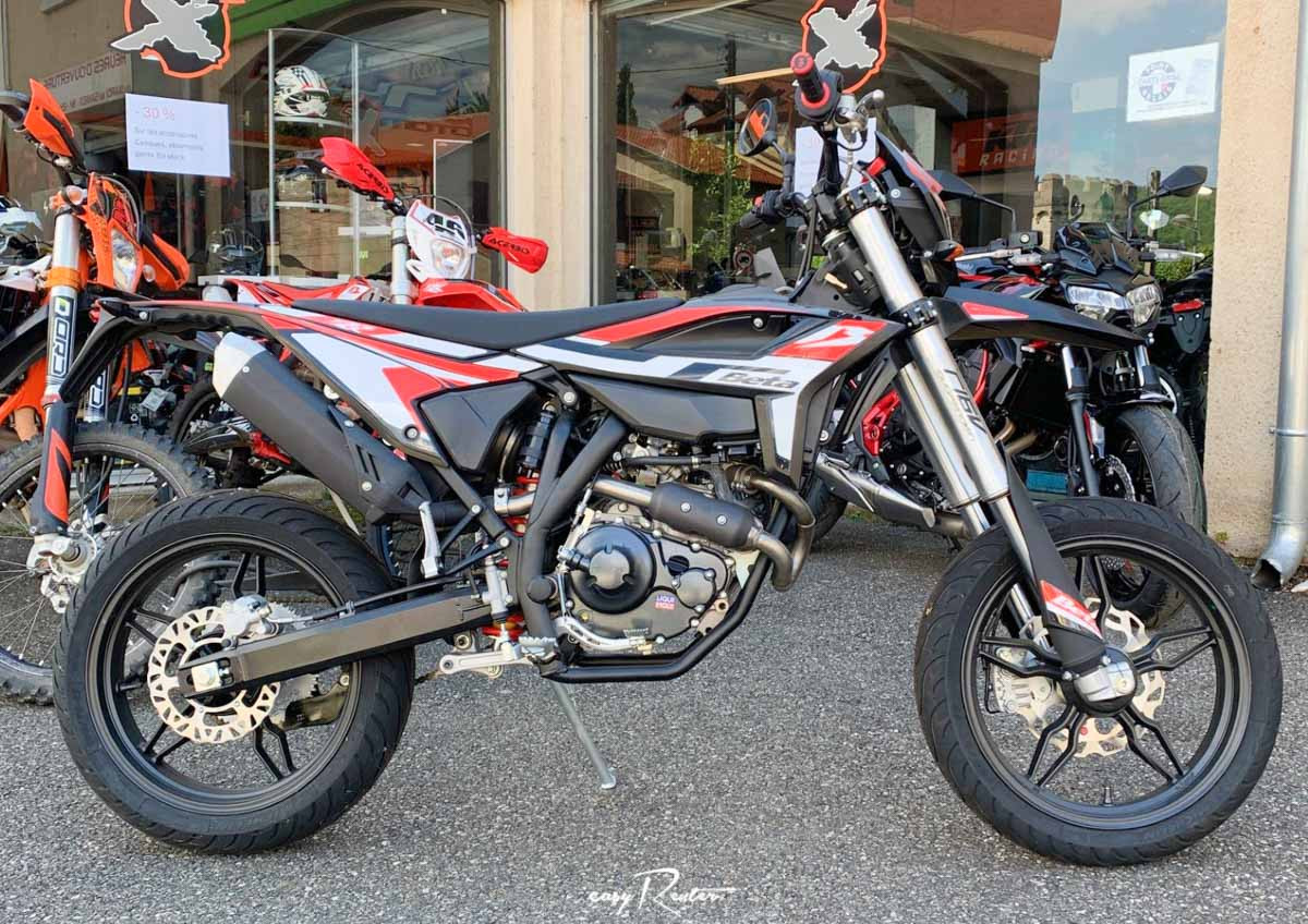 Location moto Pau KTM 790 Duke L 1