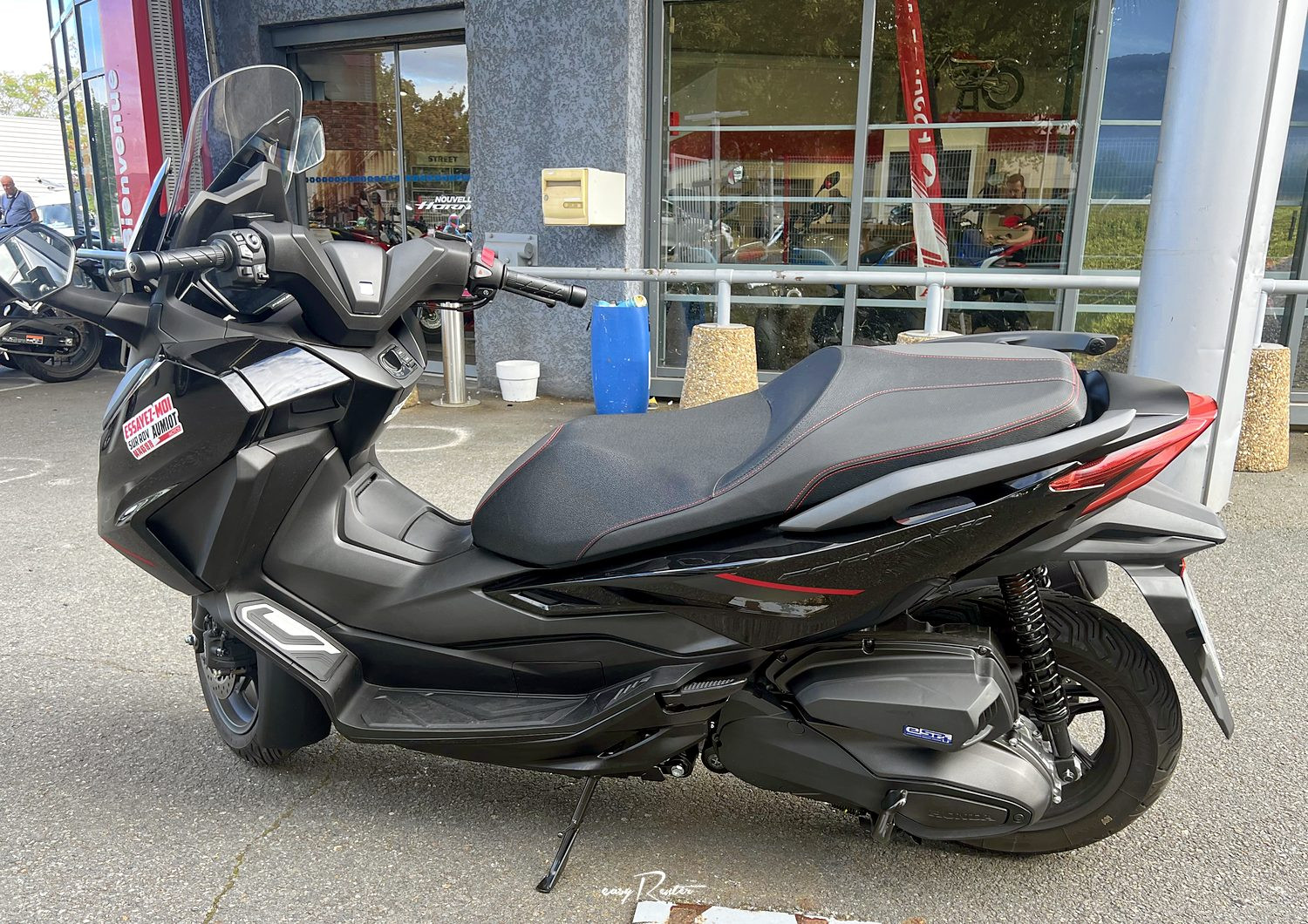 location moto royan Honda CB125R 2