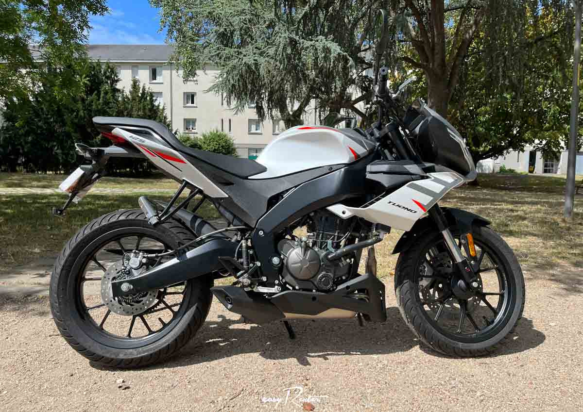 location moto royan Honda CB125R 2
