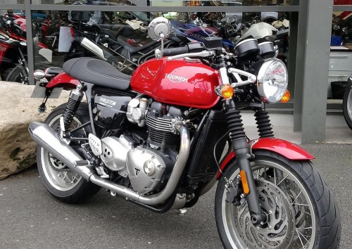 Triumph Location Moto Scooter Easy Renter