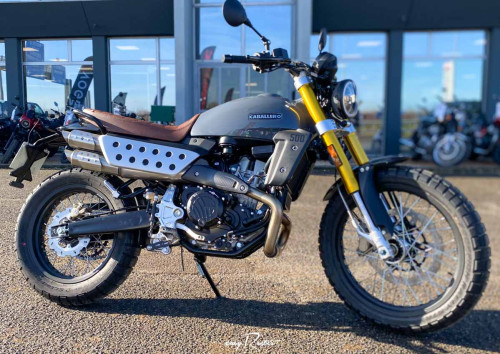 location moto royan Honda CB125R 2