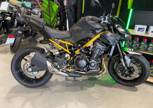 location moto royan Honda CB125R 2