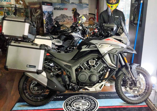 location moto royan Honda CB125R 2