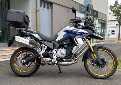 location moto royan Honda CB125R 2