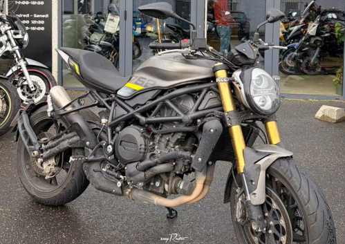 location moto Rodez Benelli 400 Imperiale 14778