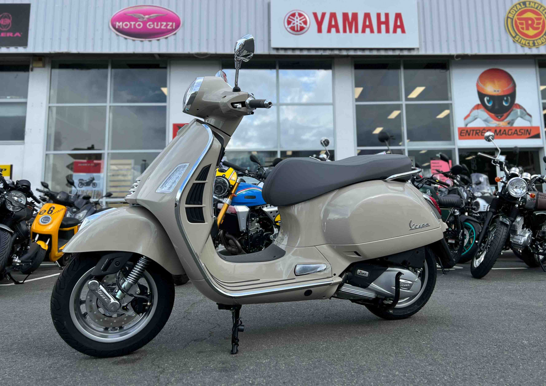 Rent Vespa 125 GTS Piaggio Montluçon Easy Renter
