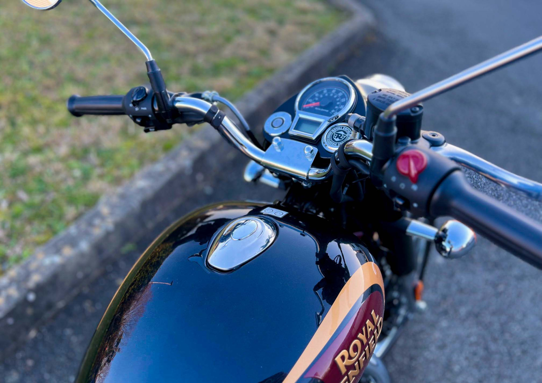 rent-royal-enfield-classic-350-a2-pau-easy-renter
