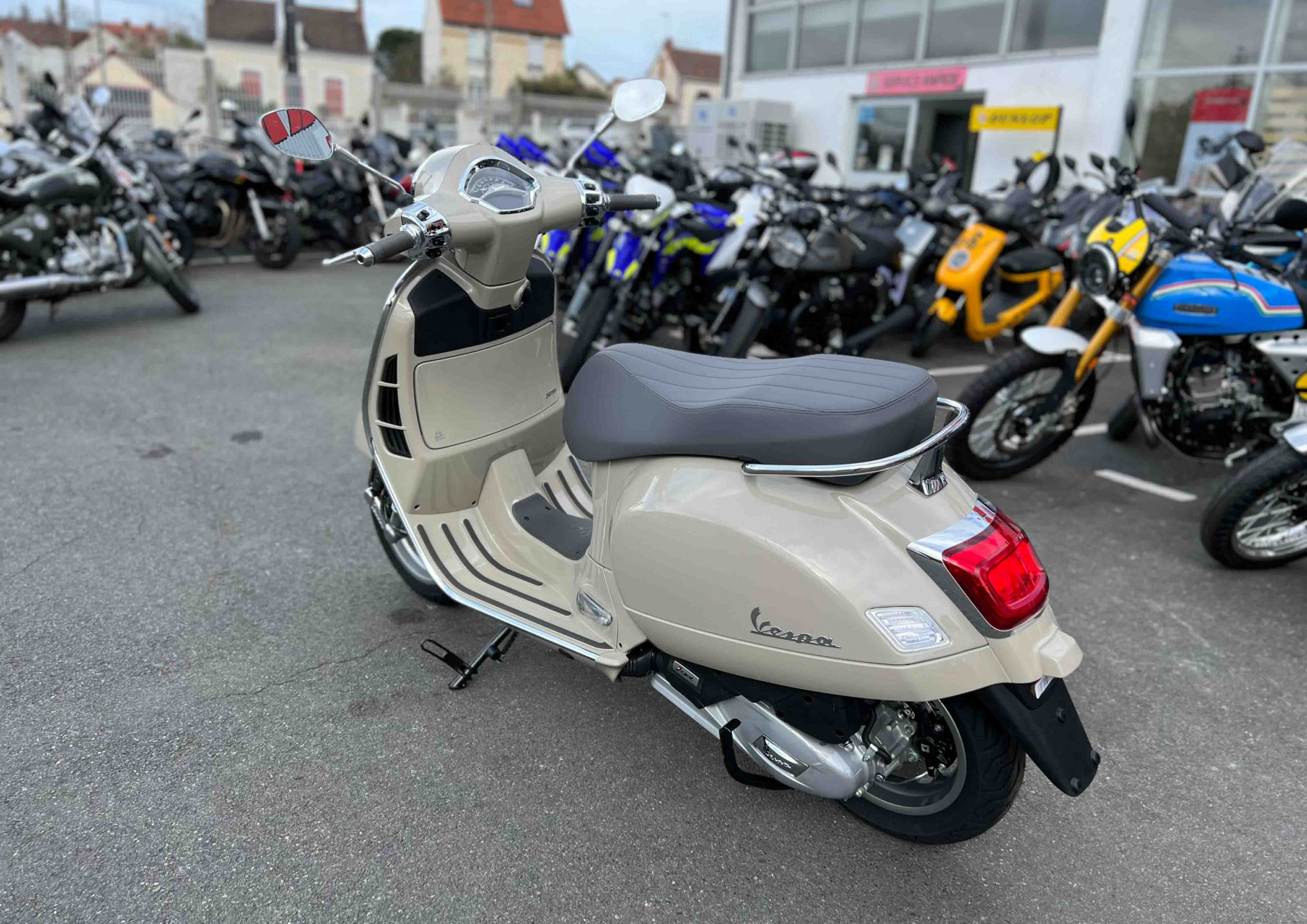 Rent Vespa 125 GTS Piaggio Montluçon Easy Renter