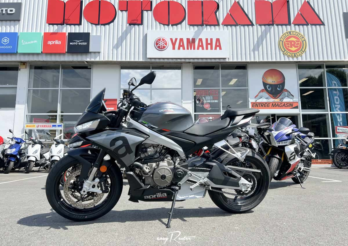 Nancy Guzzi V7 Stone motorcycle rental 14939