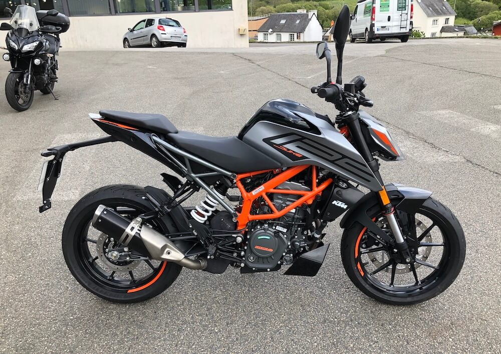 Location moto Laval Ducati 400 Scrambler 1