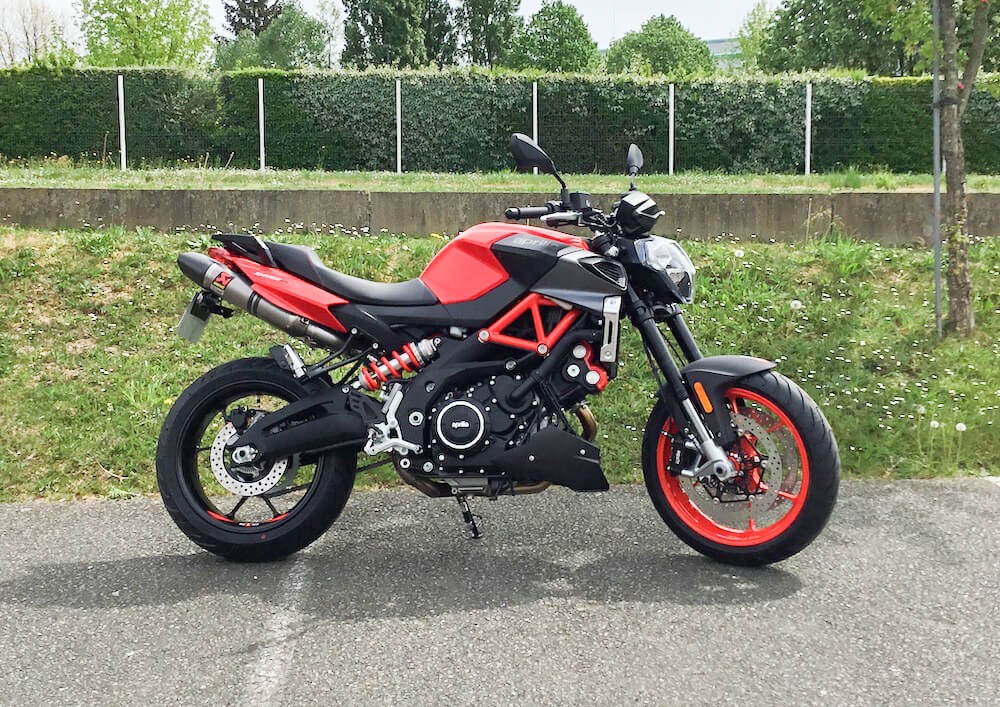 Location moto Mayenne Guzzi V9 2