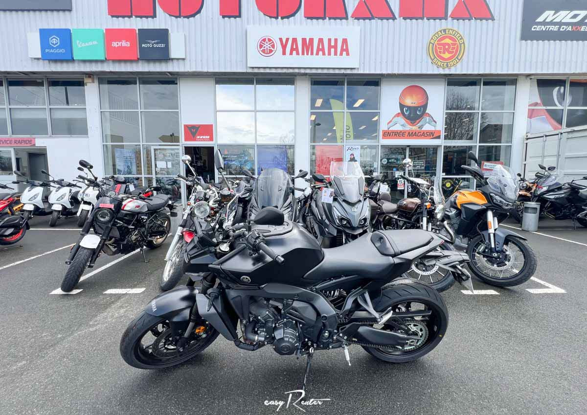 Nancy Guzzi V7 Stone motorcycle rental 14939