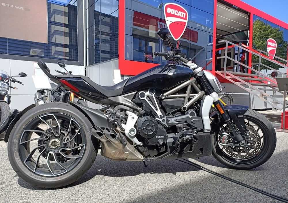 Location moto Laval Ducati 400 Scrambler 1