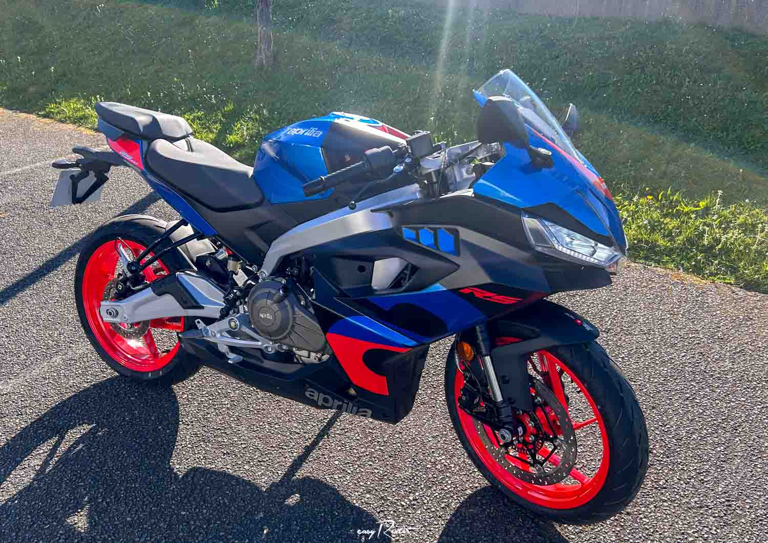 Location moto Mayenne Guzzi V9 2