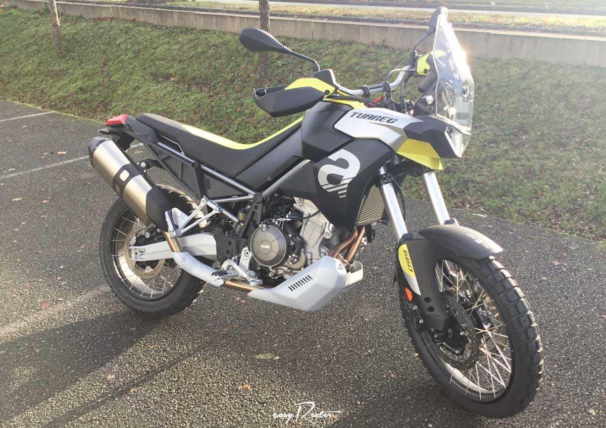 Location moto Mayenne Guzzi V9 2