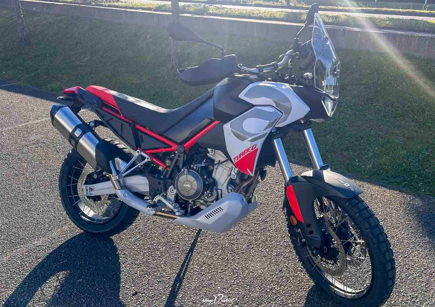 Location moto Mayenne Guzzi V9 2