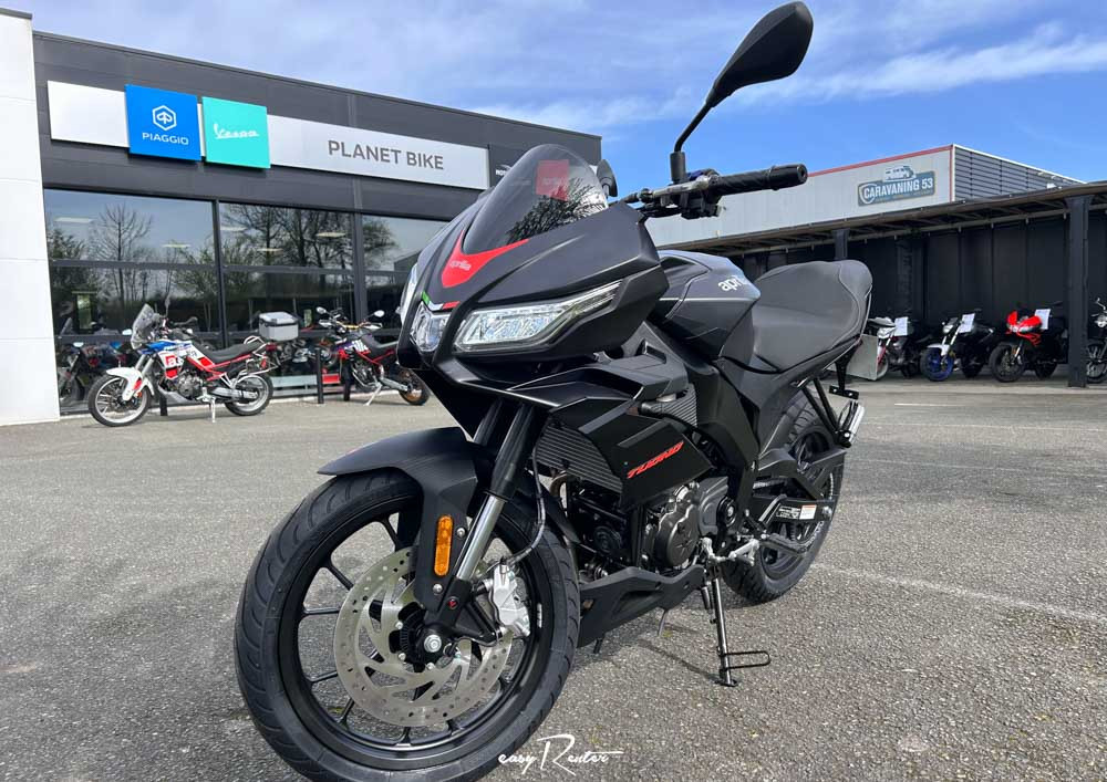 Location moto Mayenne Guzzi V9 2