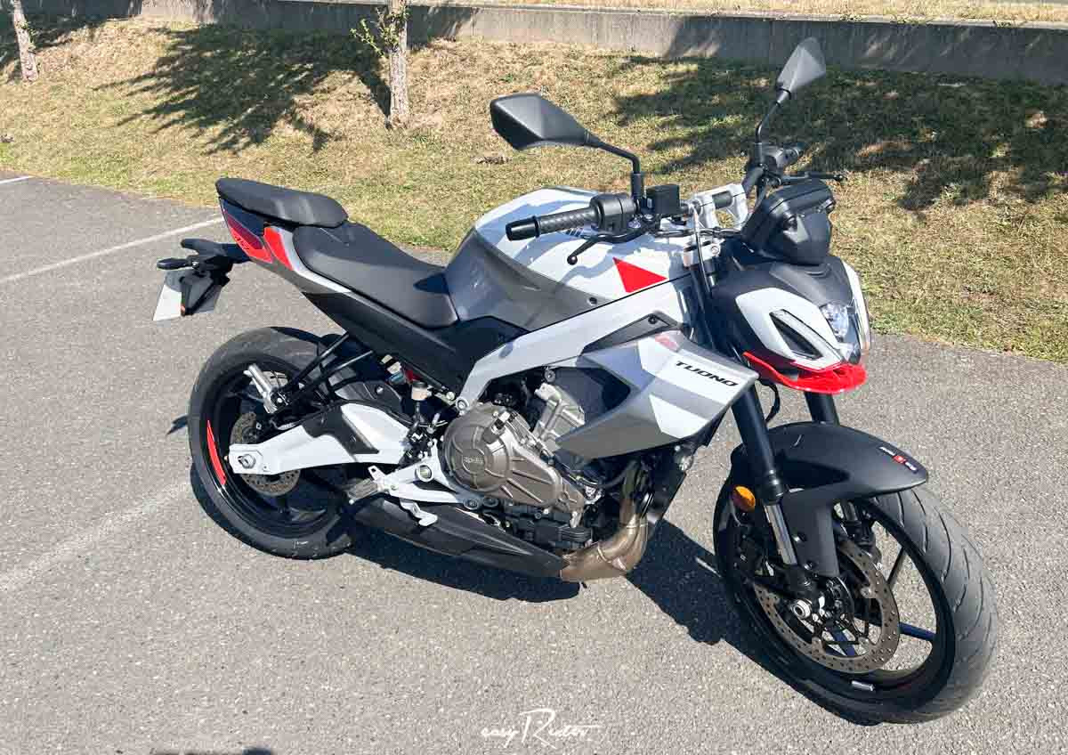 Location moto Mayenne Guzzi V9 2