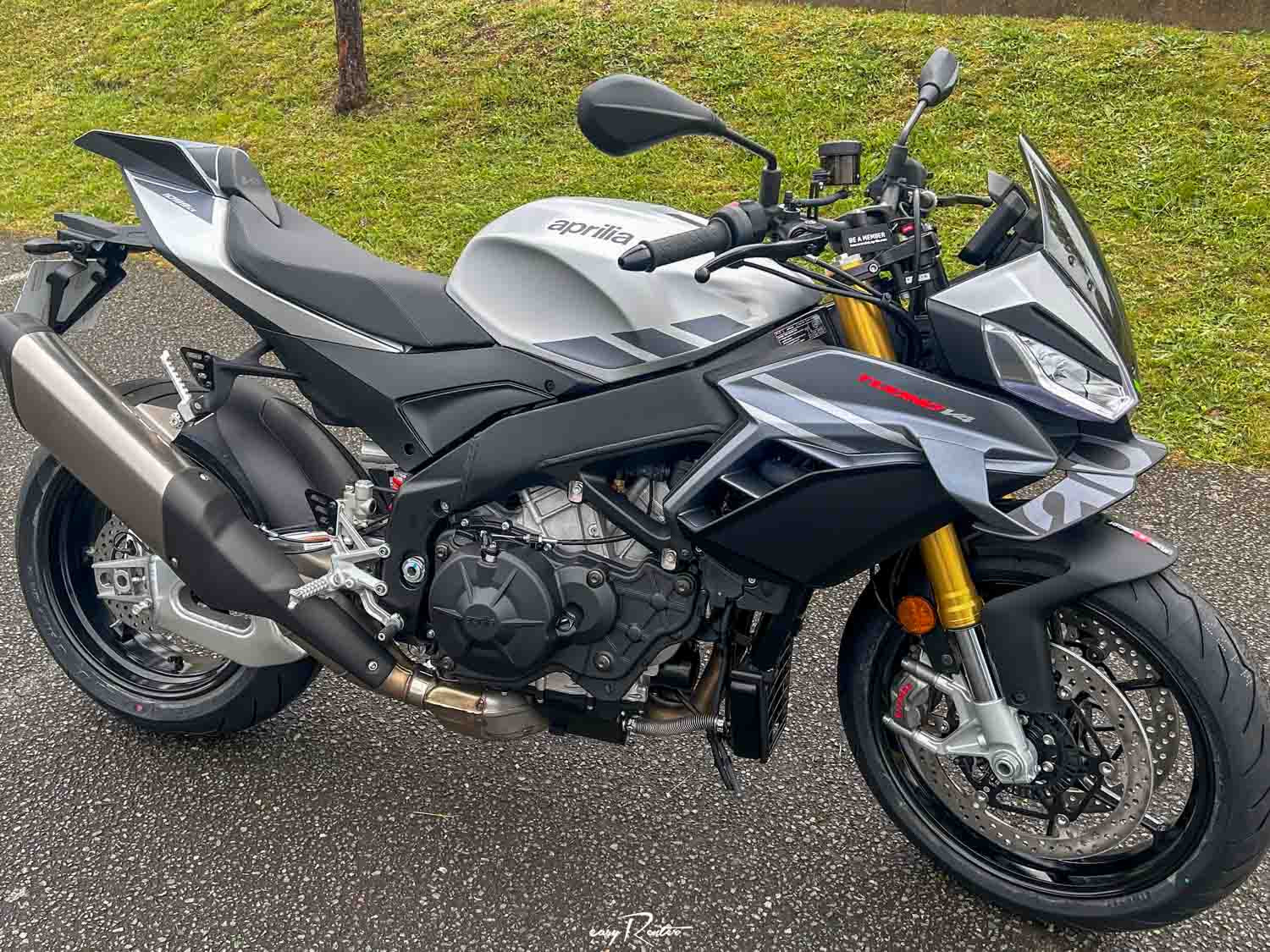 Location moto Mayenne Guzzi V9 2