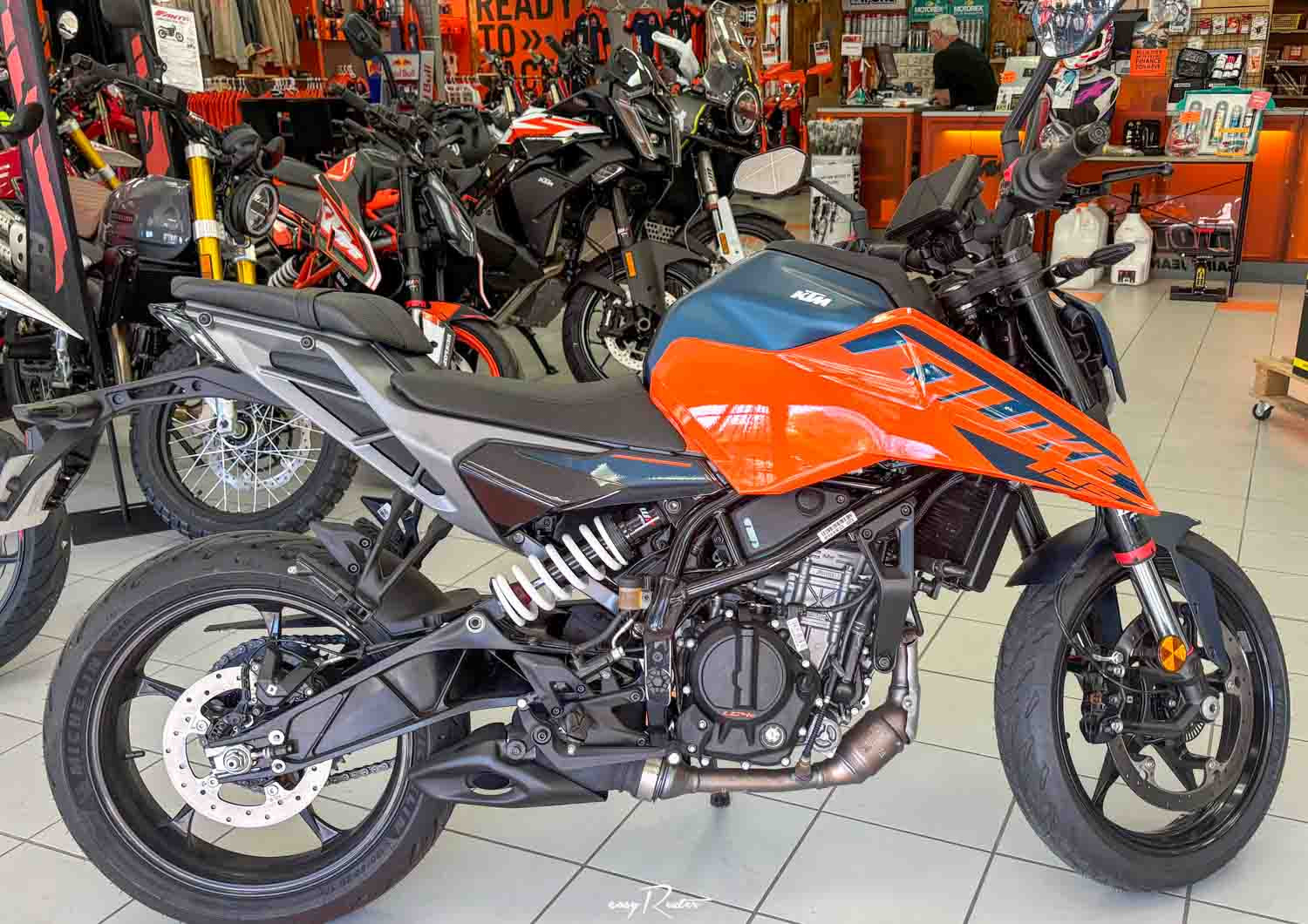 Location moto Laval Ducati 400 Scrambler 1