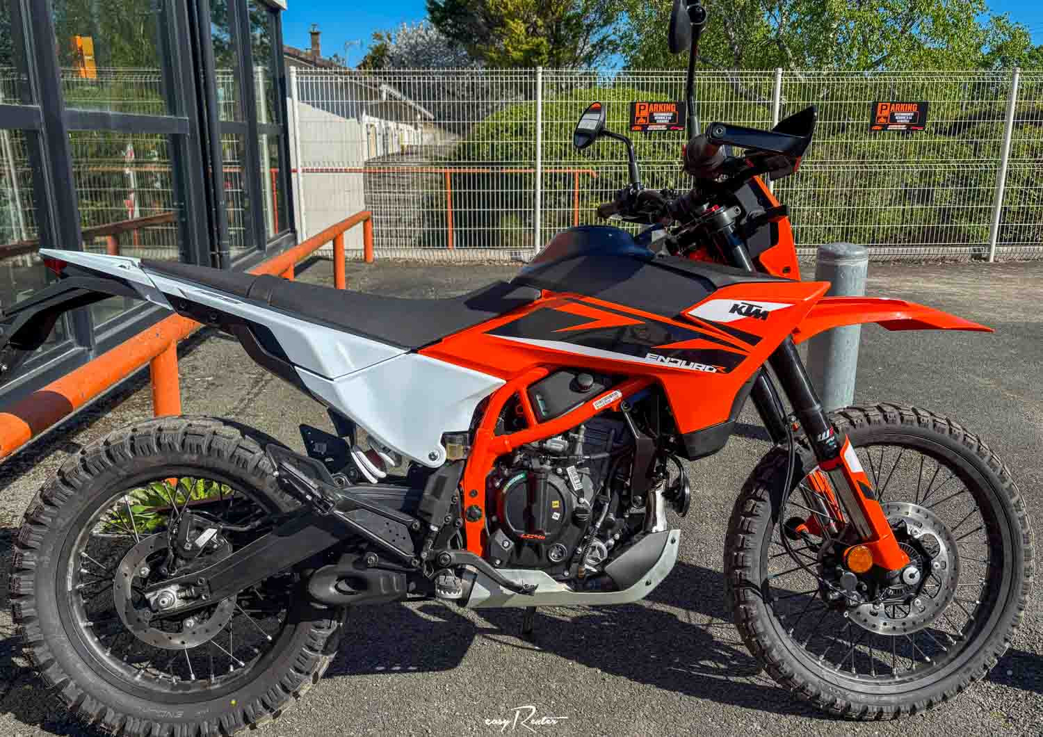 Location moto Laval Ducati 400 Scrambler 1