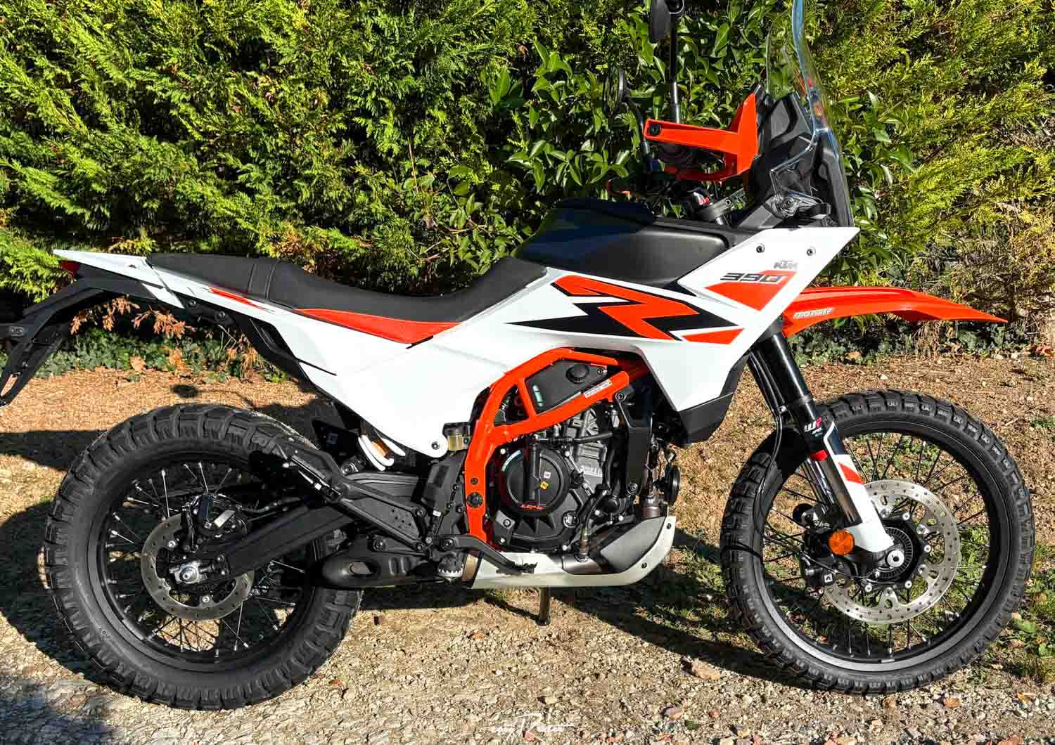 Location moto Laval Ducati 400 Scrambler 1