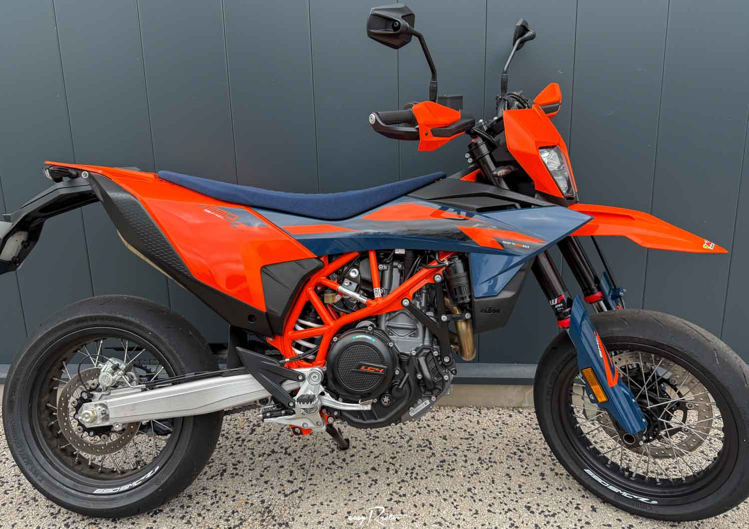 Location moto Laval Ducati 400 Scrambler 1