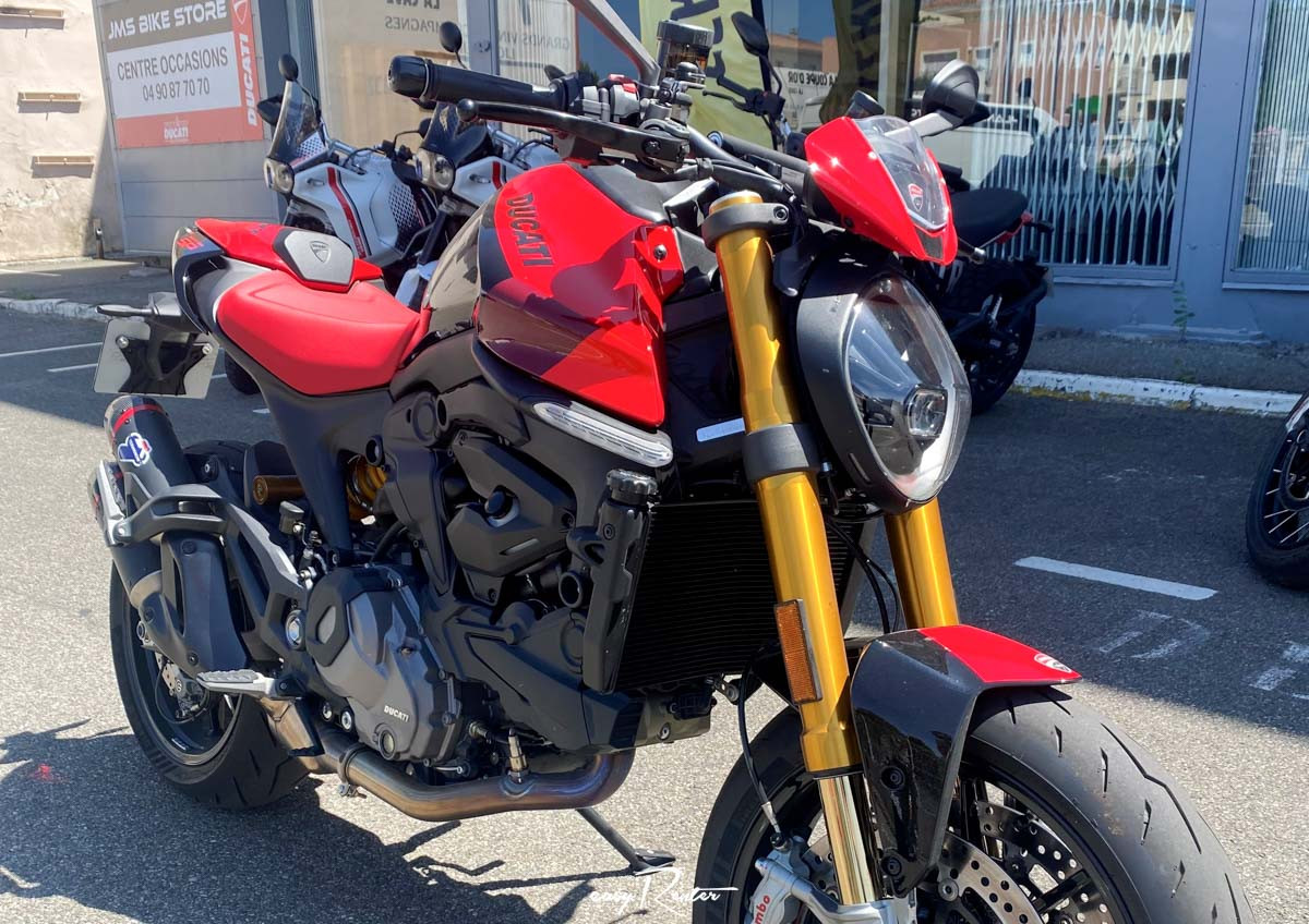Location moto Laval Ducati 400 Scrambler 1