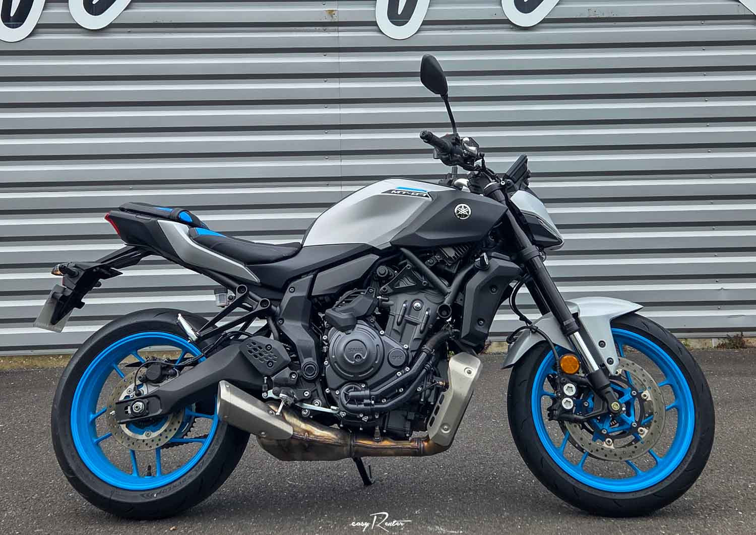 Nancy Guzzi V7 Stone motorcycle rental 14939