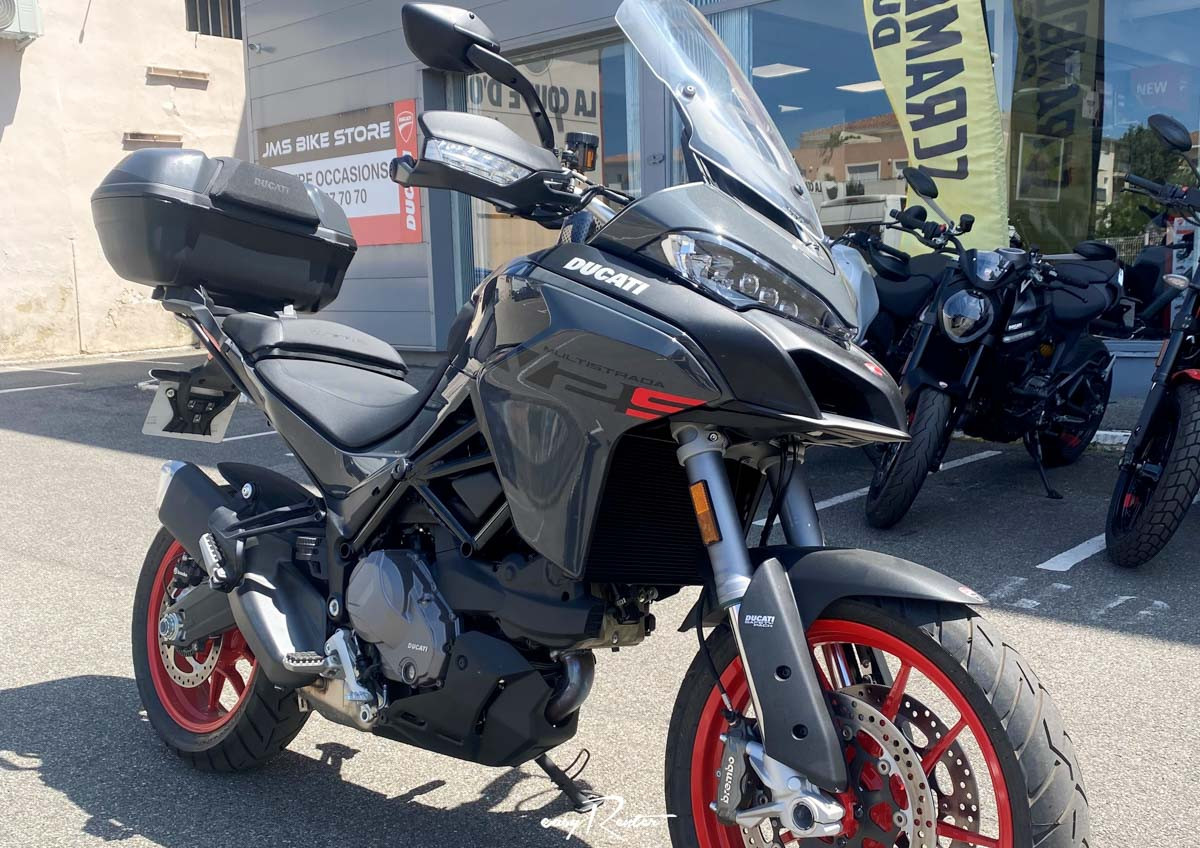 Location moto Laval Ducati 400 Scrambler 1